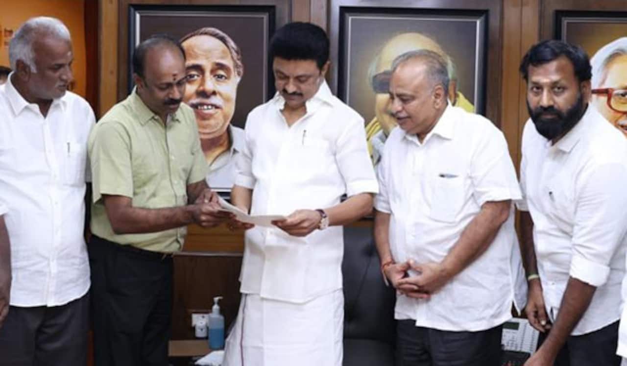 தயாரிப்பாளர்கள் சங்க பொதுக்குழு தீர்மானம் முதல்வரிடம் வழங்கல்