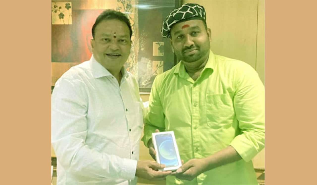 கூல் சுரேஷுக்கு போன் பரிசளித்த ஐசரி கணேஷ்