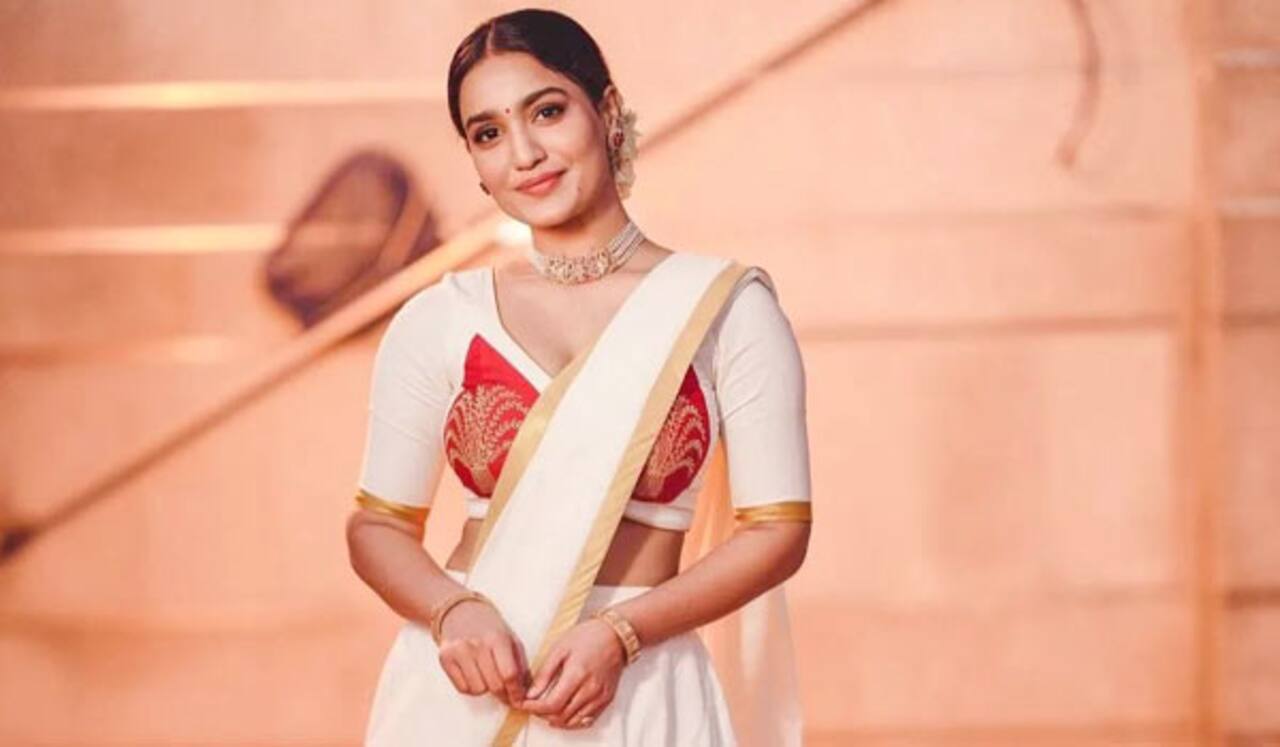 கூட்டத்தில் ரசிகருக்கு பளார் - நடிகை விளக்கம்