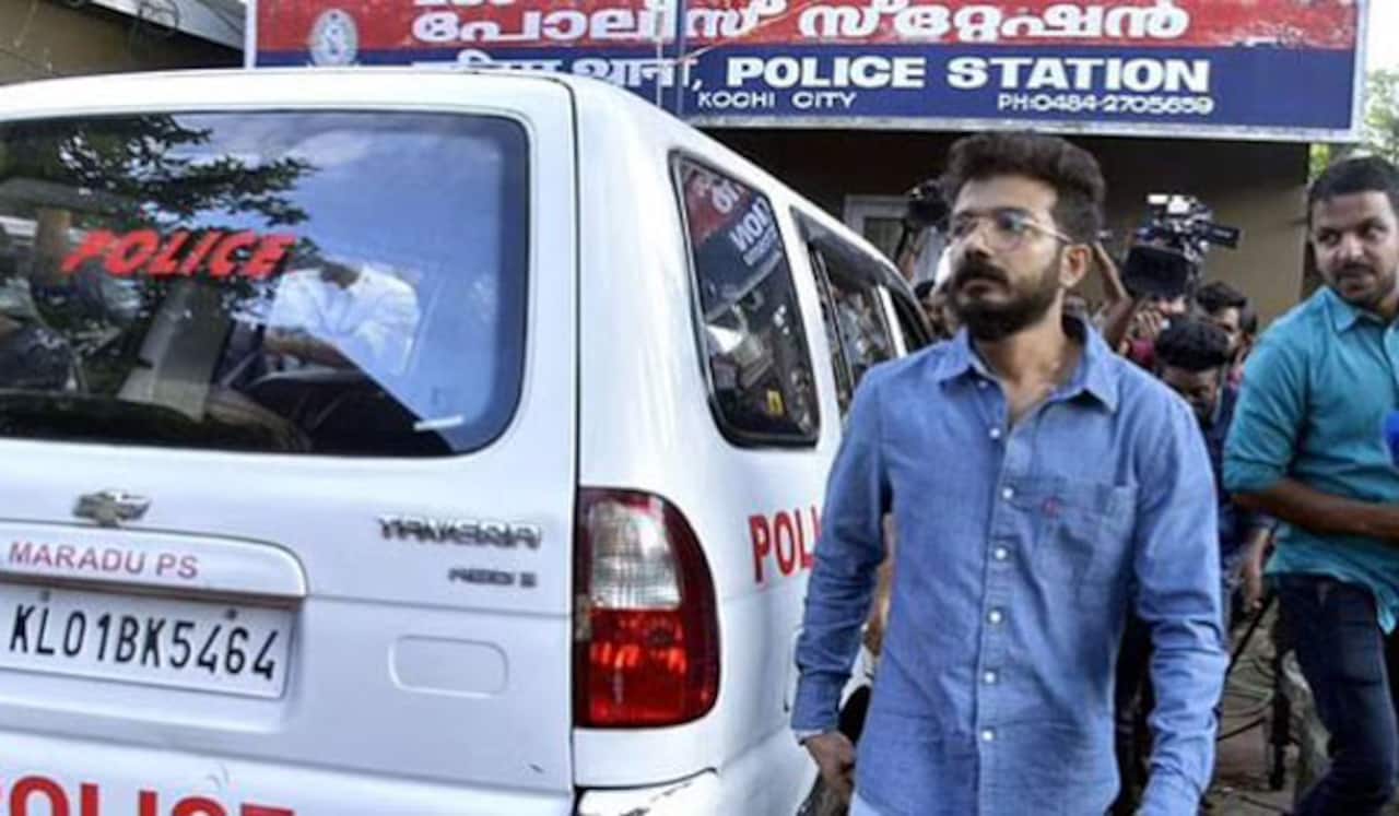 புகாருக்கு ஆளான நடிகருக்கு தற்காலிகத் தடை : போஸ்டரில் படம் நீக்கம்