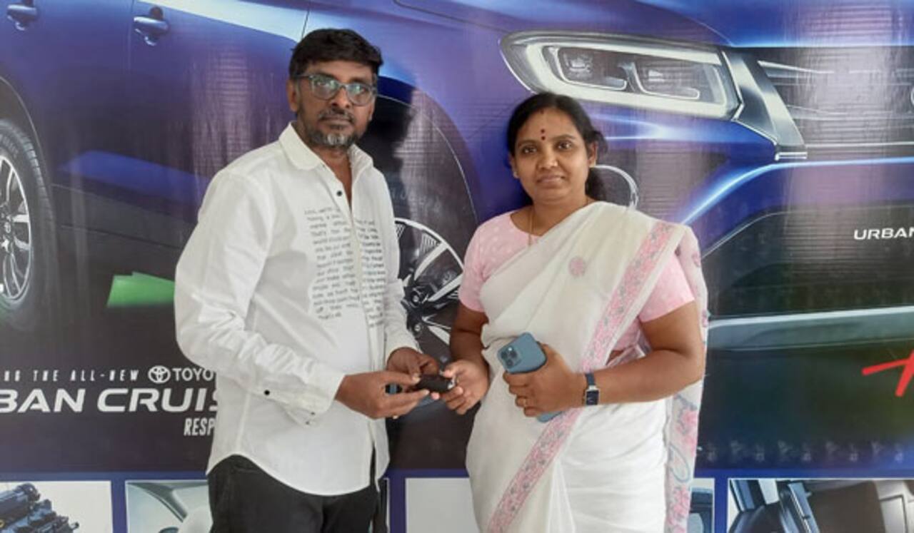 ஆதார் இயக்குனருக்கு கார் பரிசளித்த தயாரிப்பாளர்