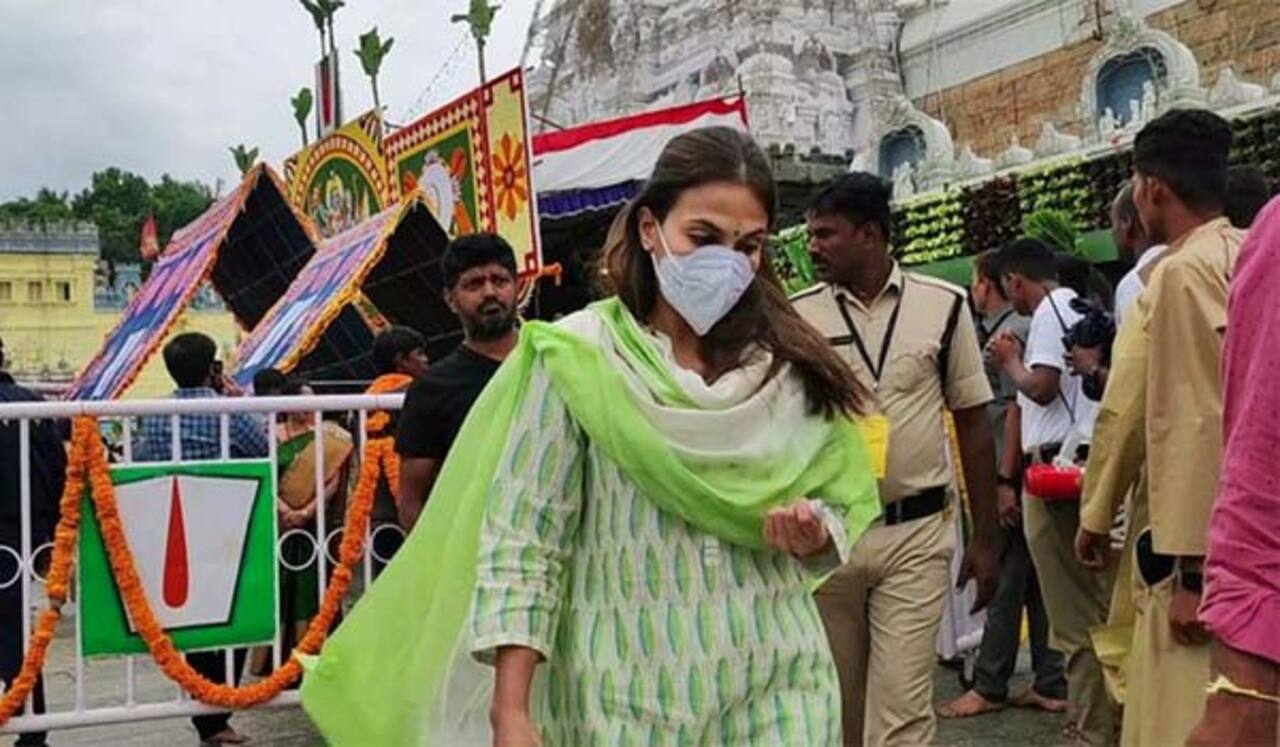 திருப்பதி கோவிலில் சாமி தரிசனம் செய்த ஐஸ்வர்யா ரஜினி!