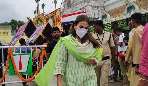 திருப்பதி கோவிலில் சாமி தரிசனம் செய்த ஐஸ்வர்யா ரஜினி!