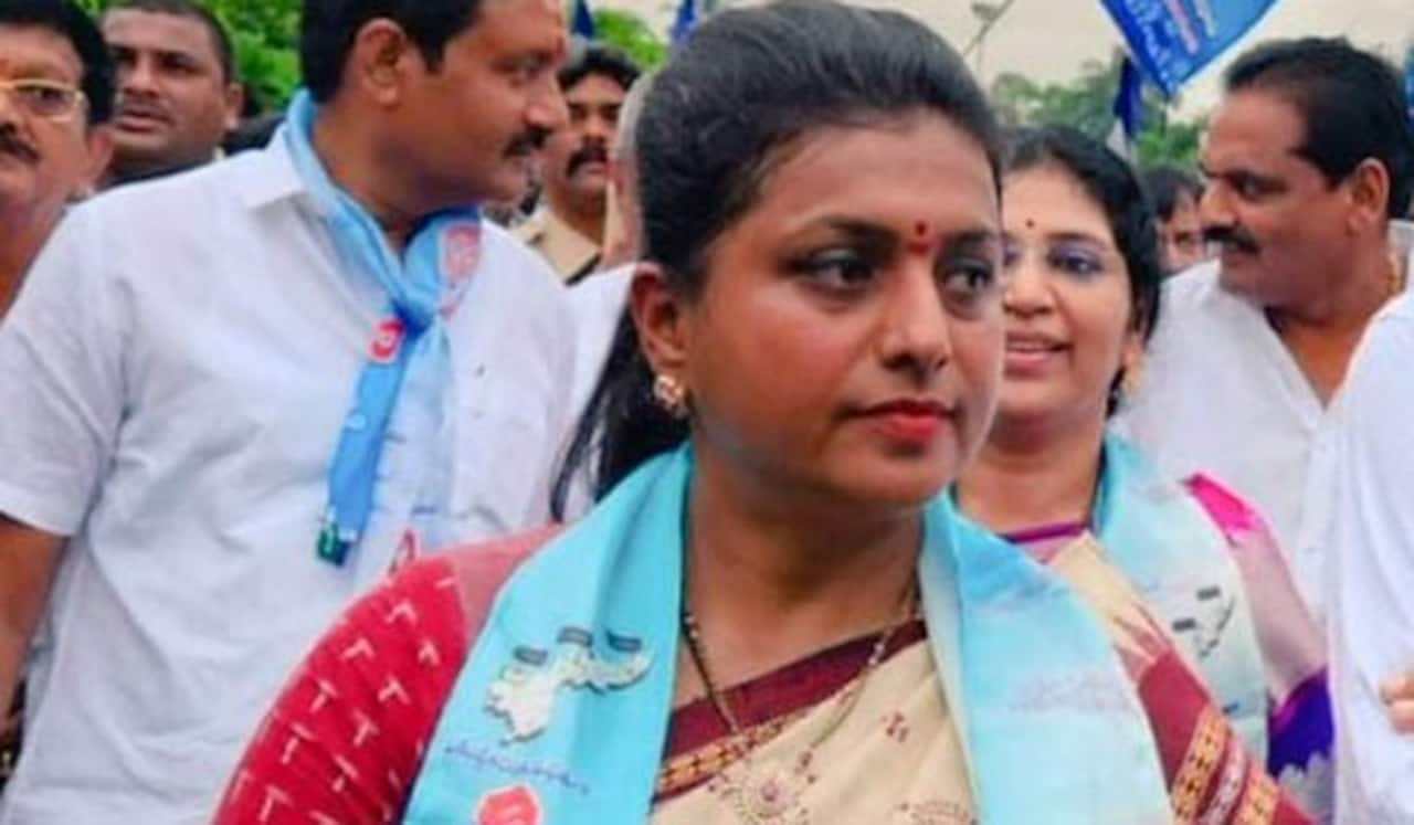 நடிகை ரோஜா கார் மீது ஆந்திராவில் தாக்குதல்