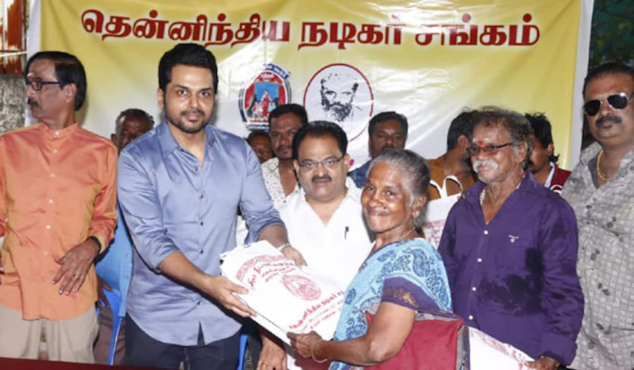நலிந்த கலைஞர்களுக்கு தீபாவளி பரிசு