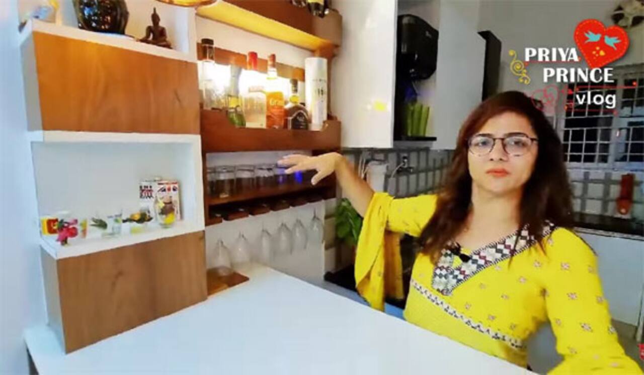 வீட்டுக்குள்ள ஒயின்ஷாப் பாரா? சர்ச்சையான சீரியல் நடிகையின் ஹோம்டூர் வீடியோ