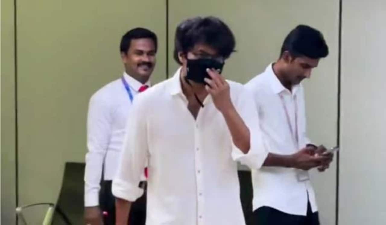 மகனுடன் தீபாவளி கொண்டாட துபாய் பறந்த விஜய்