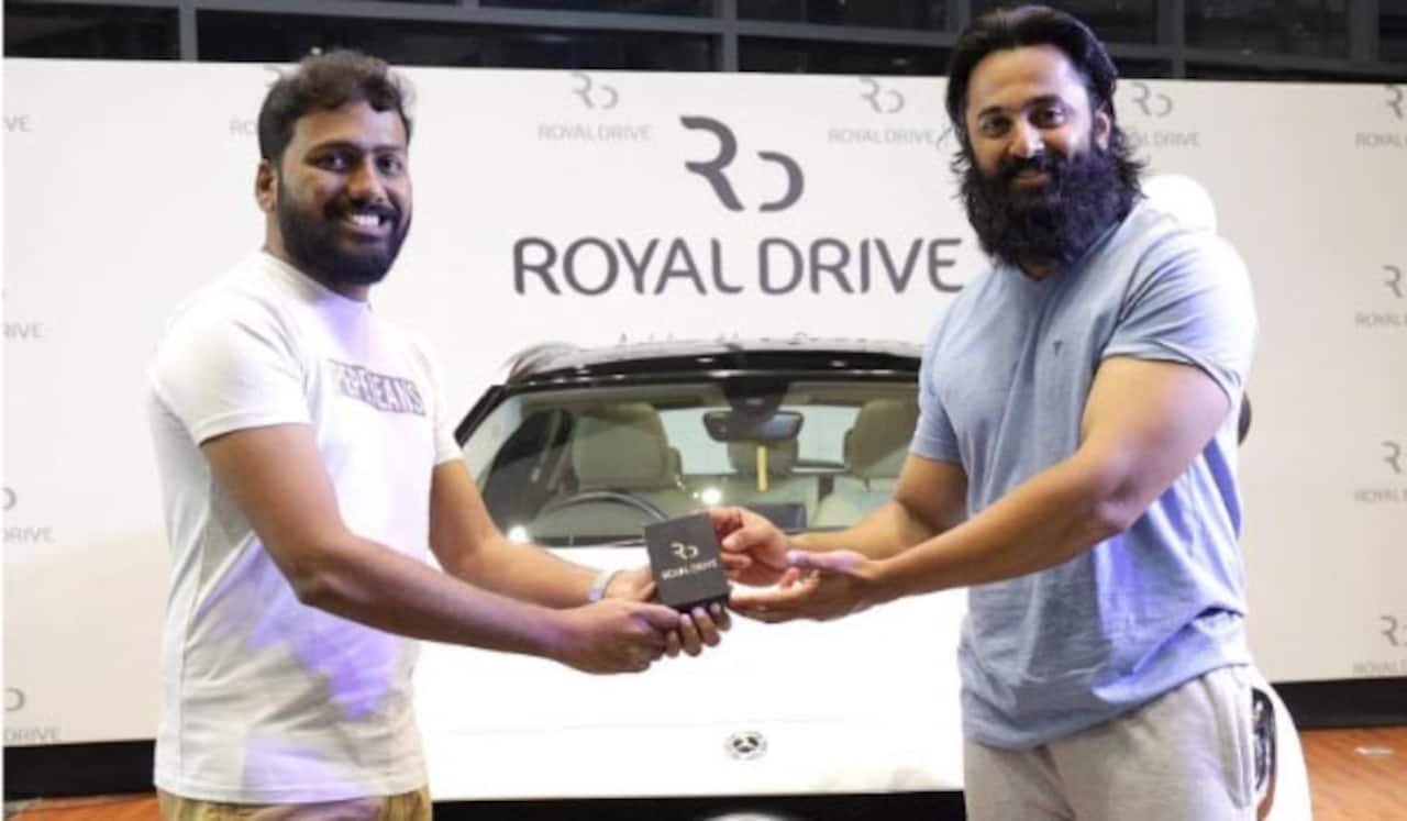 விருதுகளை வென்று கொடுத்த இயக்குனருக்கு கார் பரிசளித்த உன்னி முகுந்தன்