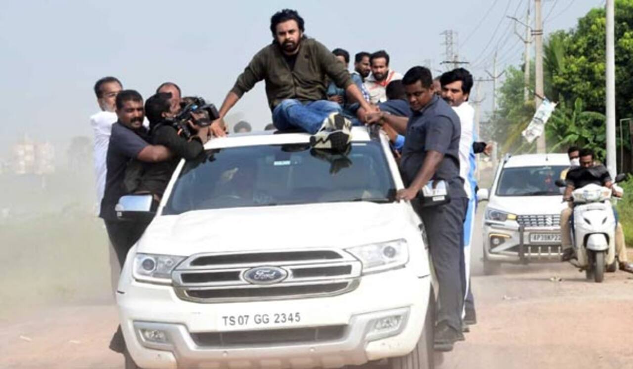 வீடிழந்த மக்களுக்கு ஆறுதல் சொல்ல சென்றார்: ரோட்டில் வில்லத்தனம் காட்டிய பவன் கல்யாண்