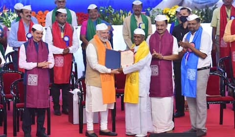 இளையராஜாவுக்கு டாக்டர் பட்டம் வழங்கினார் மோடி