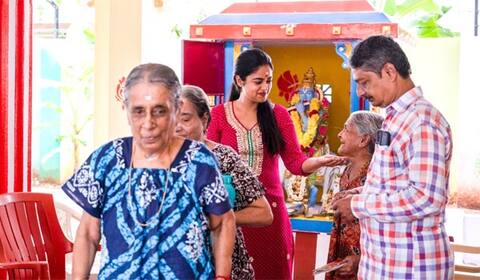 முதியோர்களை சந்தோஷப்படுத்திய சித்தி இத்னானி
