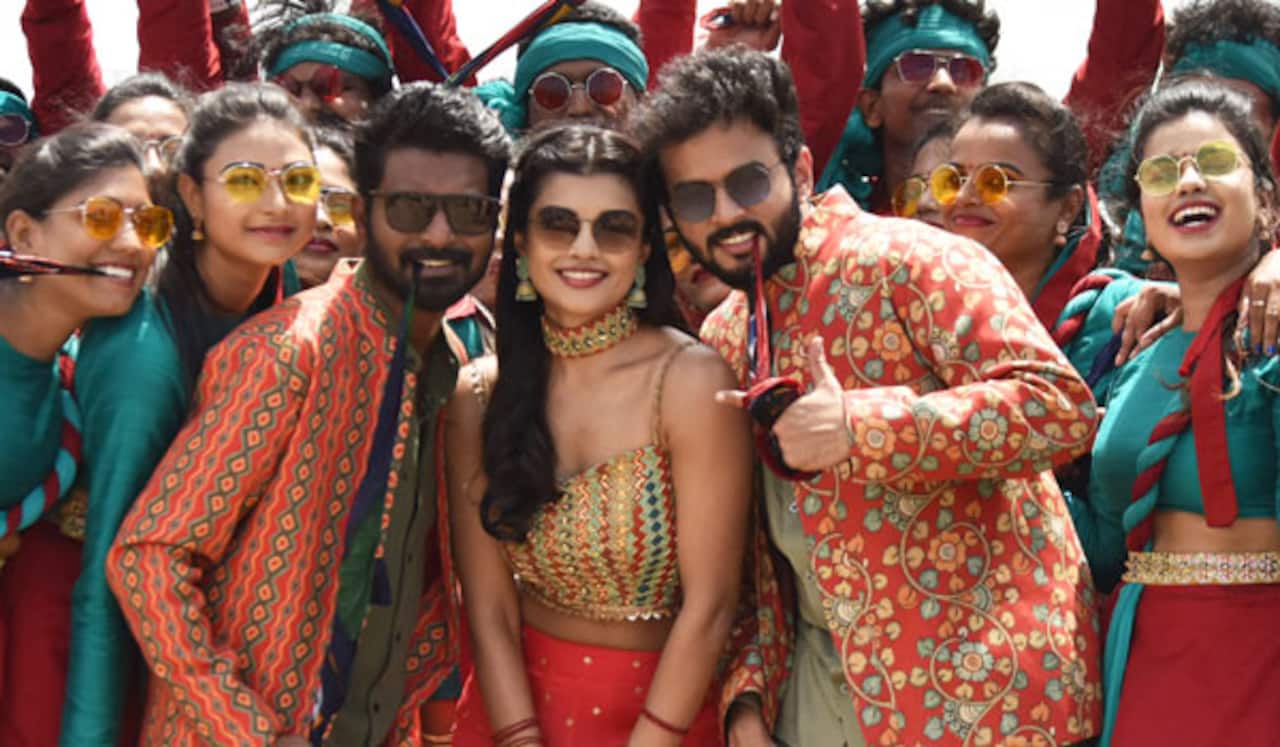 இசை ஆல்பத்தில் ஆஸ்னா சவேரி