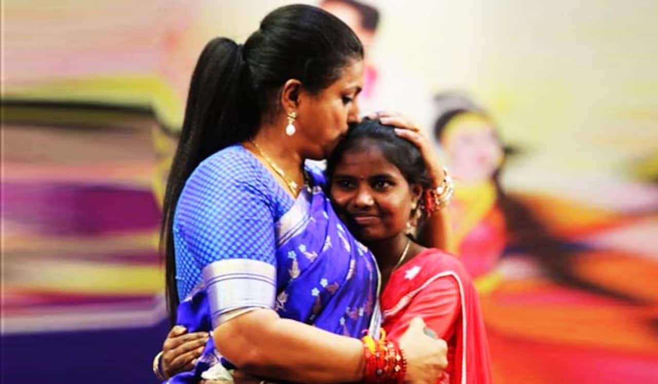 ஏழை மாணவியை டாக்டராக்கும் ரோஜா