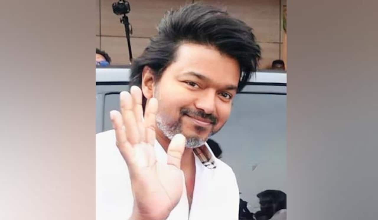 கார் கண்ணாடியில் கருப்பு நிற ஸ்டிக்கர்: நடிகர் விஜய்க்கு அபராதம்