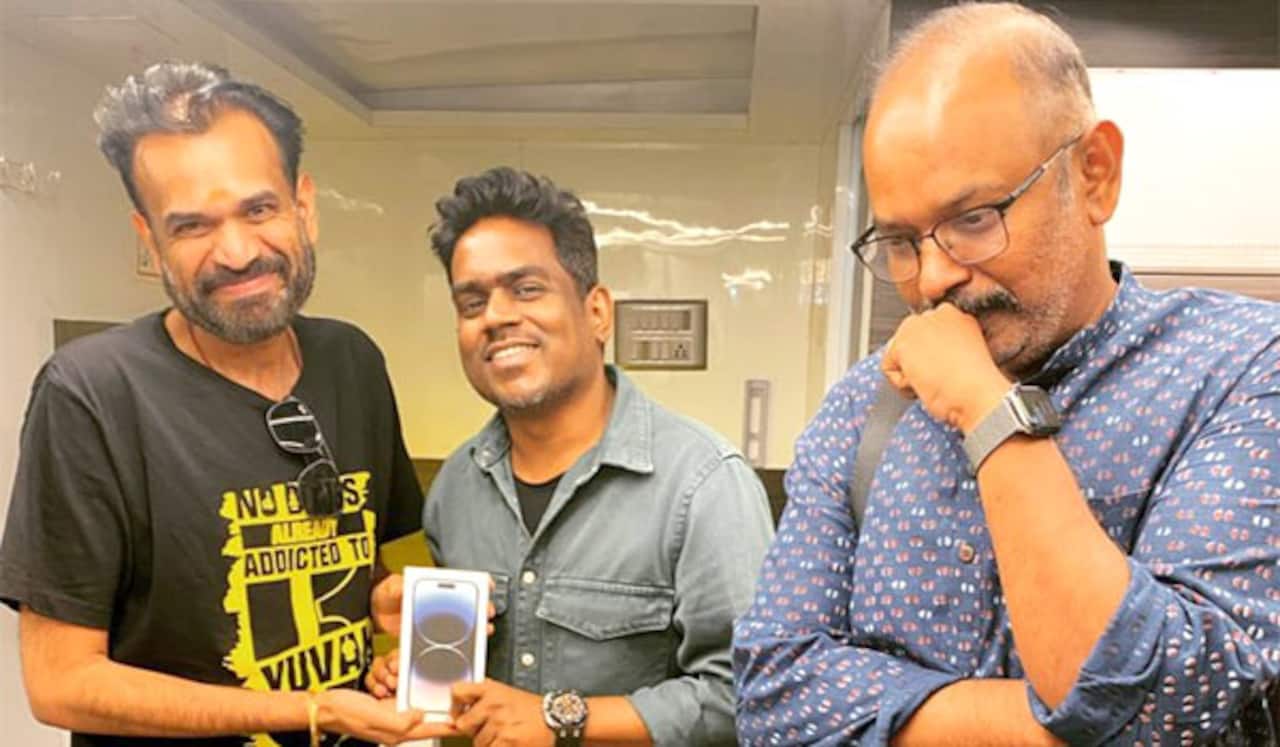 பிரேம்ஜிக்கு ஐபோன் பரிசளித்த யுவன்ஷங்கர் ராஜா : ஏக்கத்துடன் வெங்கட்பிரபு