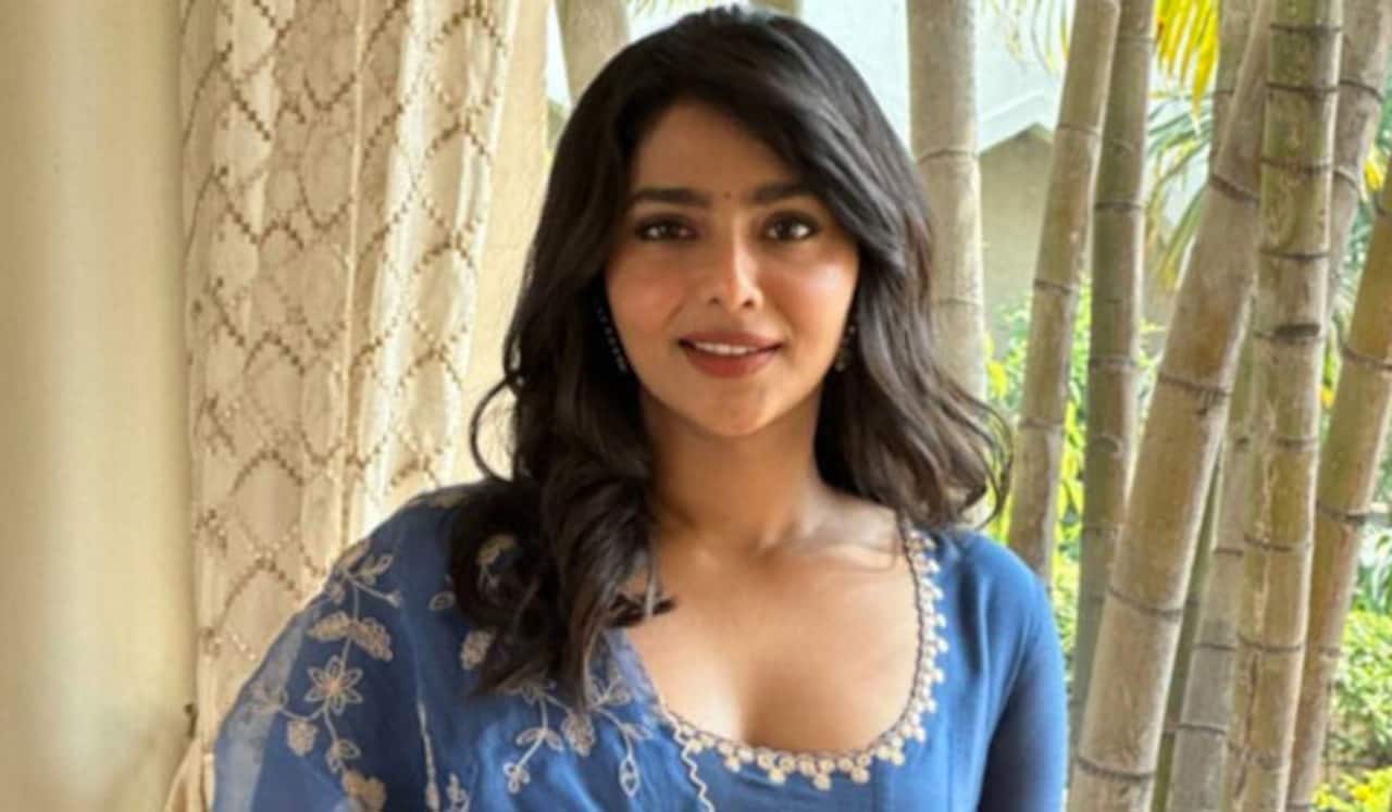 ஒரே நேரத்தில் தந்தை மகன் படங்களில் கதாநாயகியாக நடிக்கும் ஐஸ்வர்ய லட்சுமி