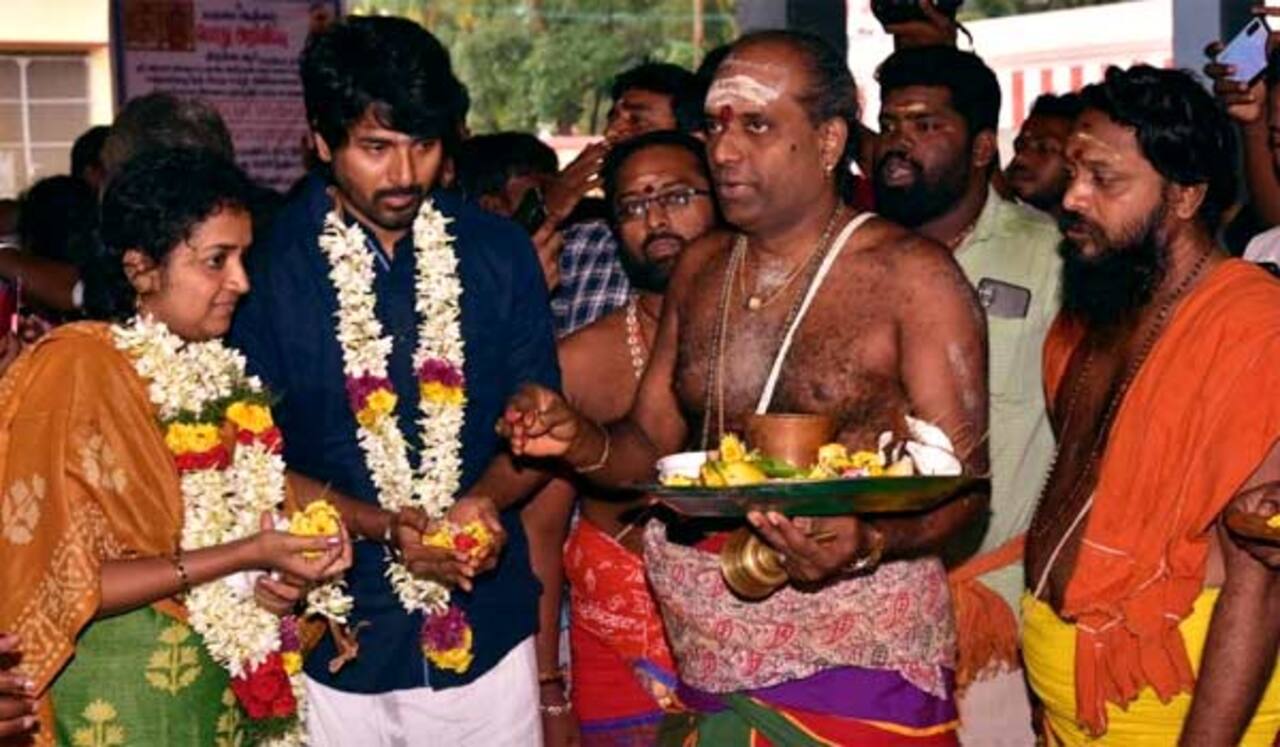 திருக்கடையூர் கோயிலில் சிவகார்த்திகேயன் சுவாமி தரிசனம்