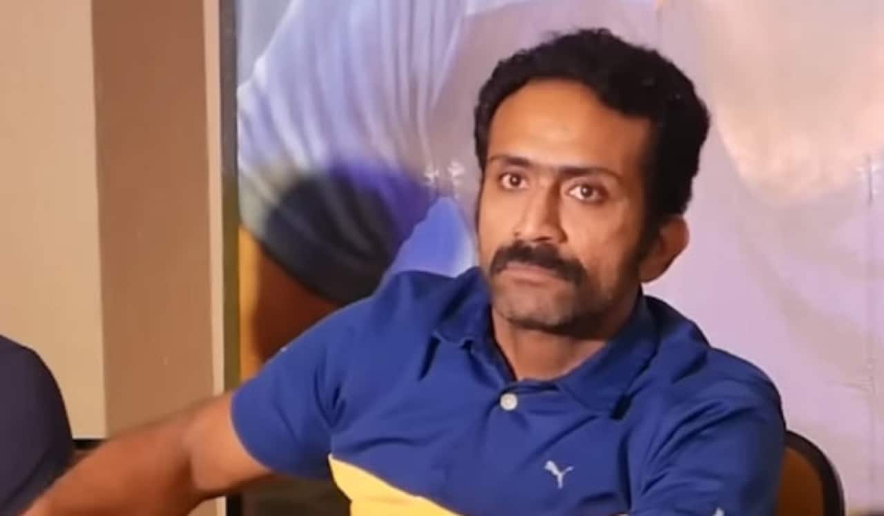 விமானத்தில் இருந்து இறக்கிவிடப்பட்ட விஜய் பட வில்லன் நடிகர்