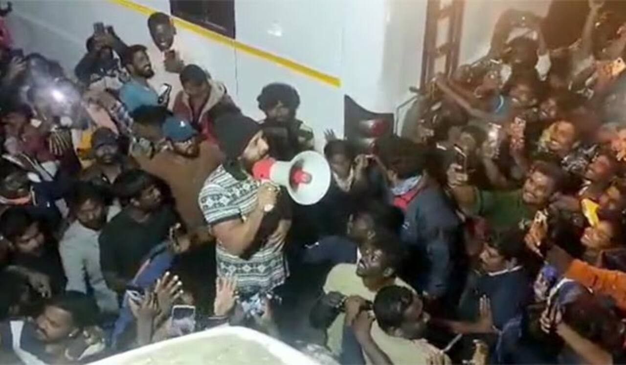 கோலார் தங்க வயலில் ரசிகர்களை சந்தித்து பேசிய விக்ரம்