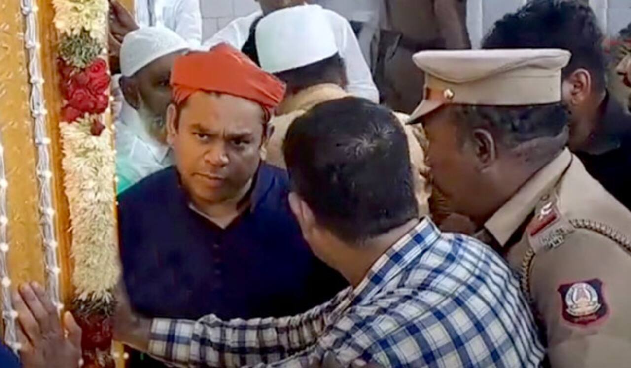 நாகூர் தர்காவில் ஏ.ஆர்.ரஹ்மான்: ஆட்டோவில் சென்று வழிபாடு
