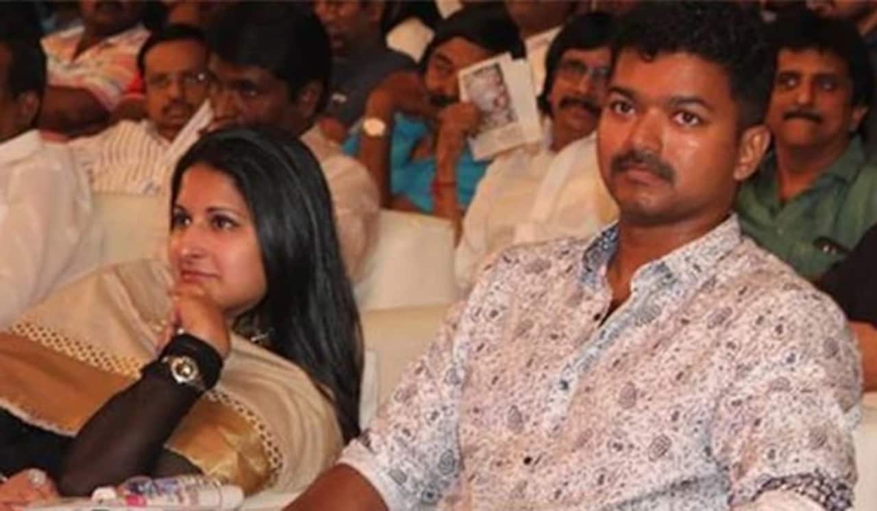 மனைவி சங்கீதாவுடன் வாரிசு படம் பார்த்த விஜய்
