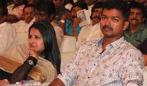 மனைவி சங்கீதாவுடன் வாரிசு படம் பார்த்த விஜய்