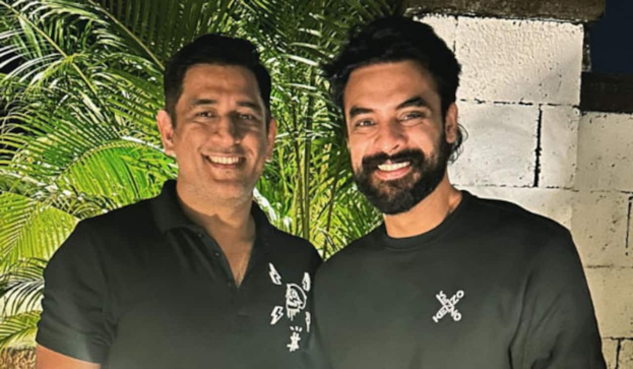 கேரளாவுக்கு வருகை தந்த தோனியுடன் டொவினோ தாமஸ் சந்திப்பு