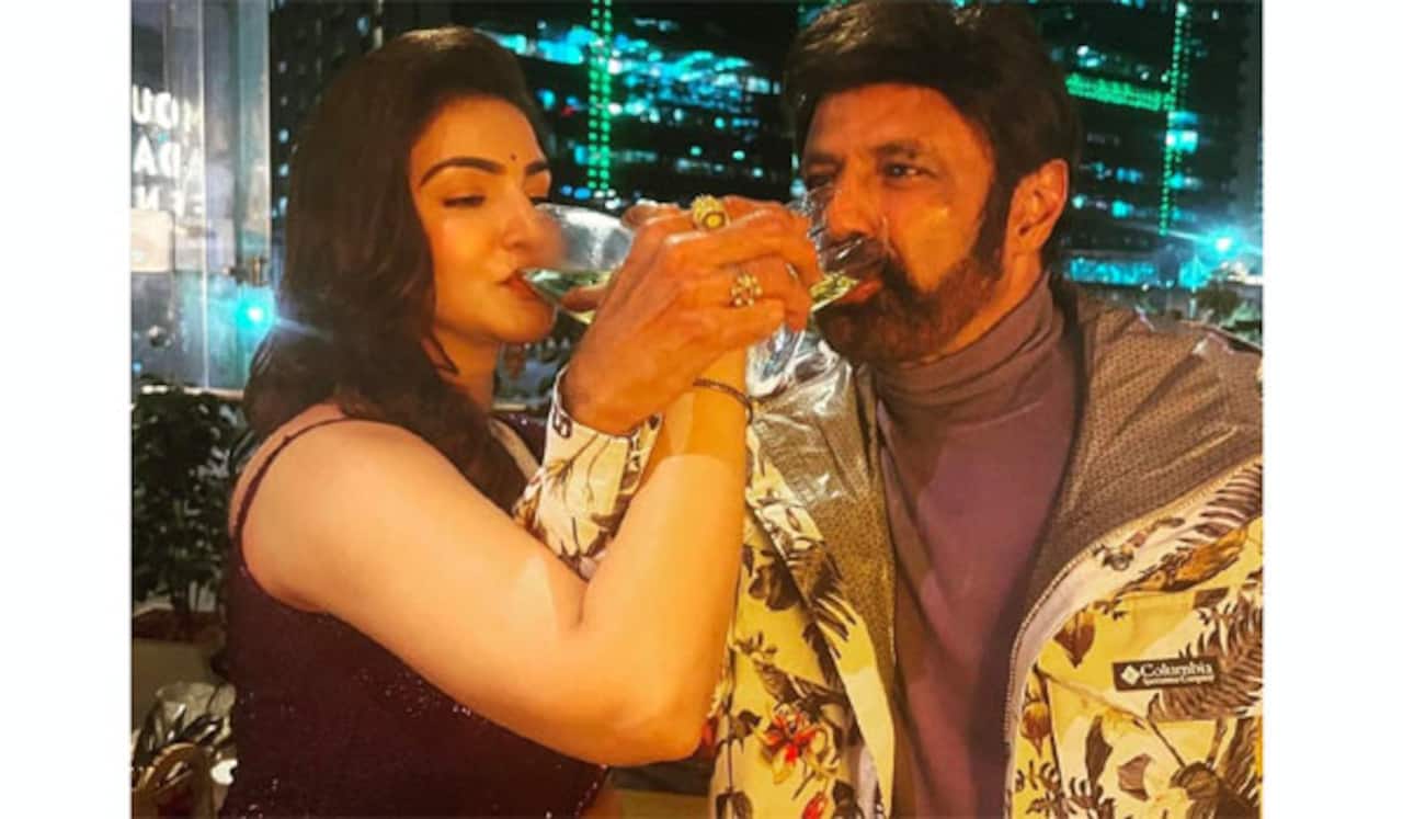 பார்ட்டியில் நடிகையுடன் ஷாம்பெயின் குடித்த பாலகிருஷ்ணா