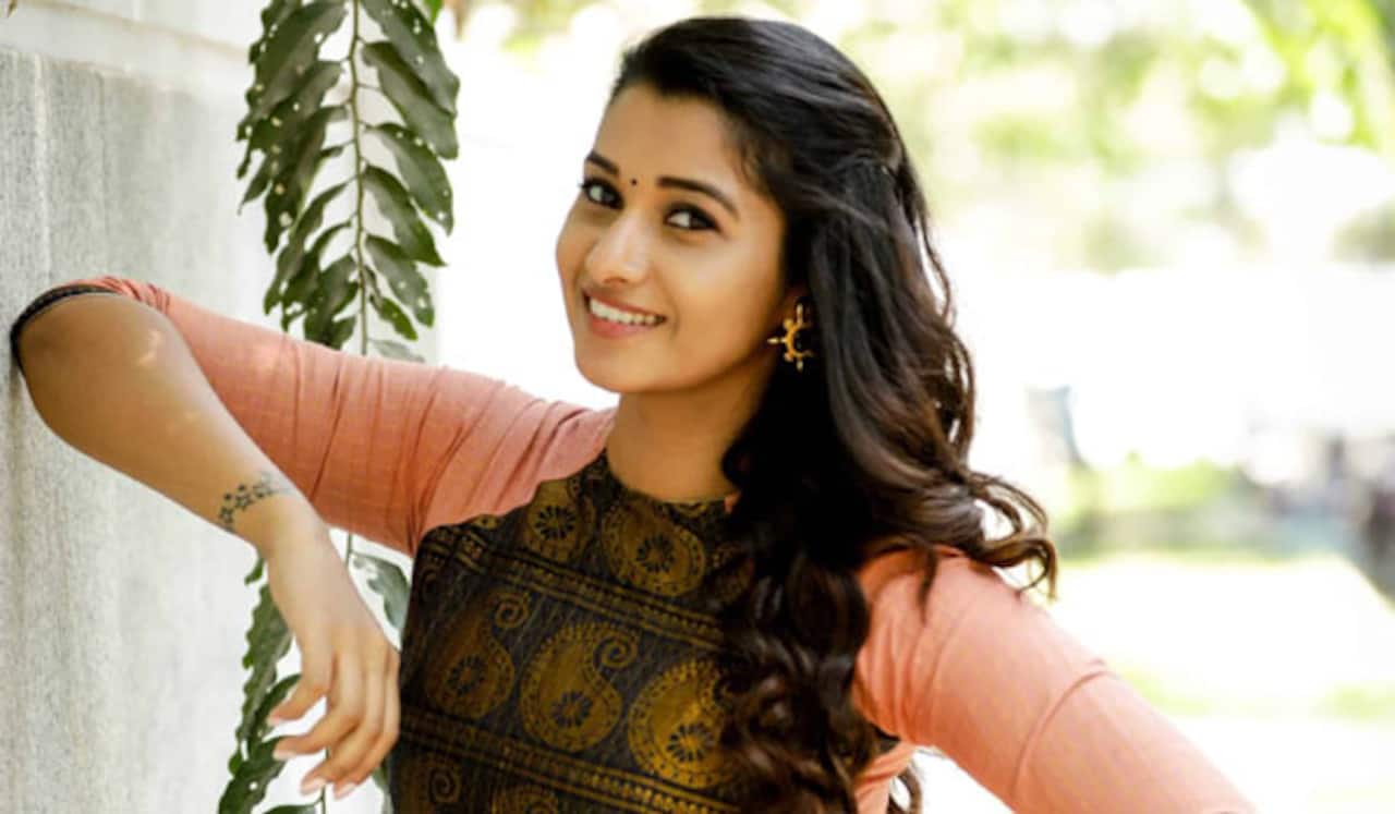 தெலுங்கு, கன்னட நடிகர்களின் பான் இந்தியா படத்தில் பிரியா பவானி சங்கர்