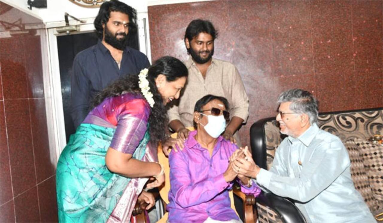 திருமணநாளில் விஜயகாந்த்தை நேரில் சந்தித்து வாழ்த்திய எஸ்.ஏ.சந்திரசேகர்