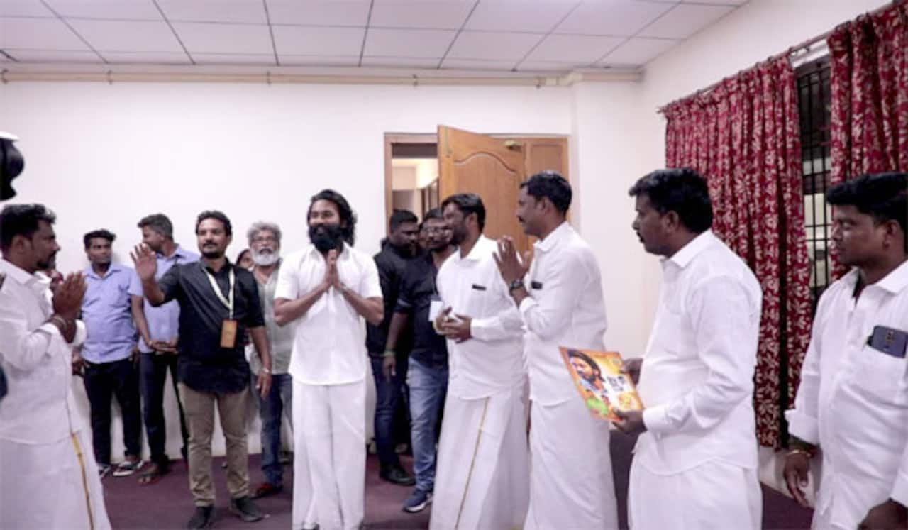 ரசிகர்களை சந்தித்த தனுஷ்