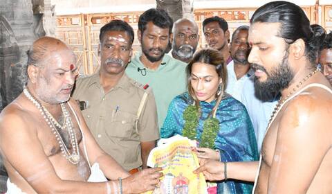 திருவண்ணாமலையில் ஐஸ்வர்யா ரஜினி சாமி தரிசனம்