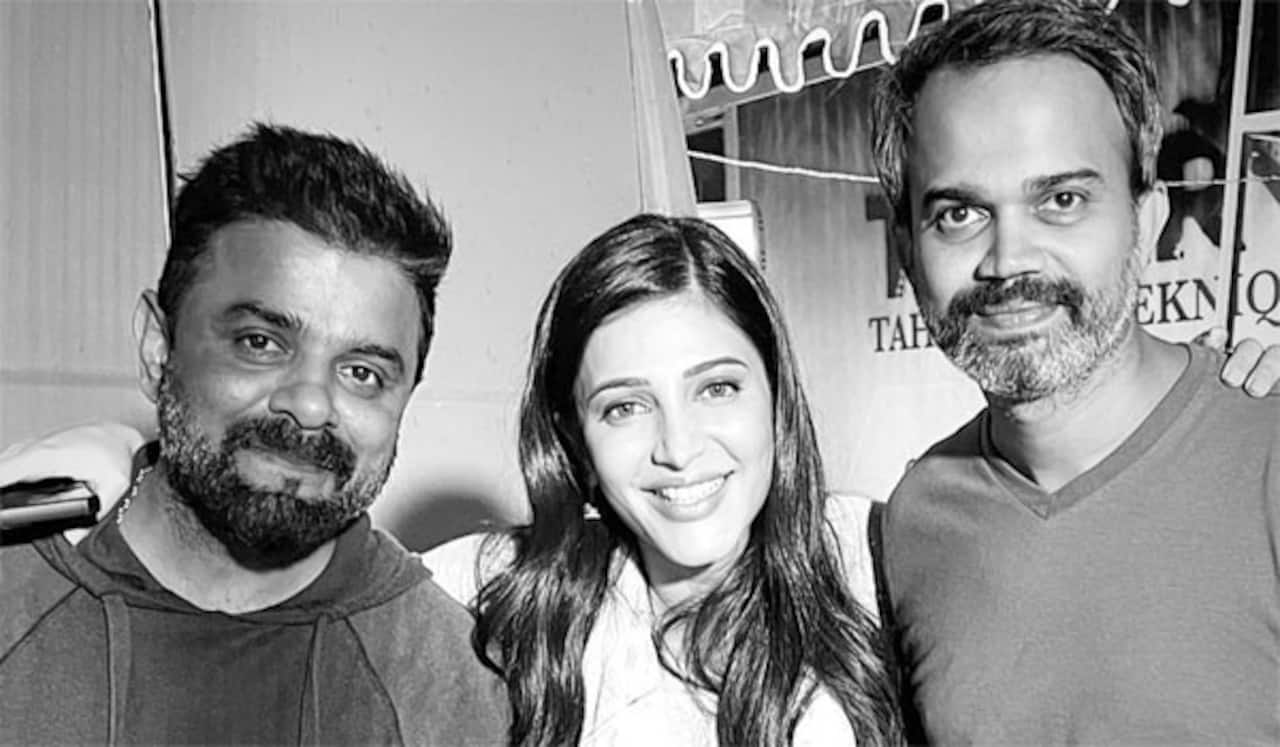 பிரபாஸின் சலார் பட செட்டில் மீண்டும் ஸ்ருதிஹாசன்