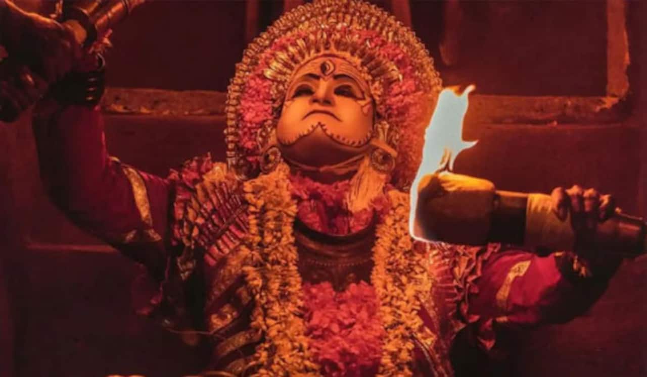 கோழிக்கோடு காவல் நிலையத்தில் தயாரிப்பாளருடன் விசாரணைக்கு ஆஜாரான ரிஷப் ஷெட்டி