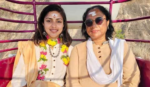 ஆன்மிகத்தில் அமலாபால் ஆர்வம் : கோயில், ஆசிரமம் என சுற்றுகிறார்