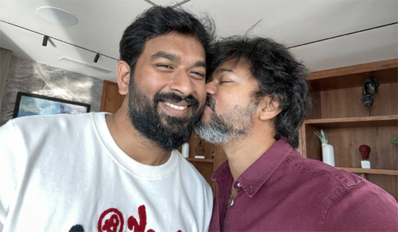 நடிகர் விஜய்யின் முத்தம்: பாடலாசிரியர் விவேக் நெகிழ்ச்சி