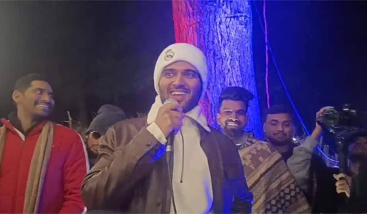 100 ரசிகர்களை சுற்றுலா அழைத்துச் சென்ற விஜய் தேவரகொண்டா
