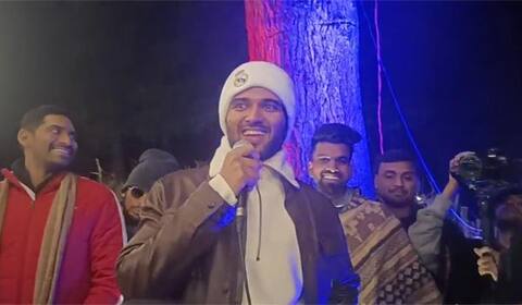 100 ரசிகர்களை சுற்றுலா அழைத்துச் சென்ற விஜய் தேவரகொண்டா