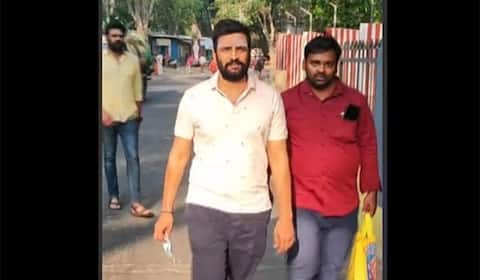 பழநி முருகனை வழிபட்ட சந்தானம்