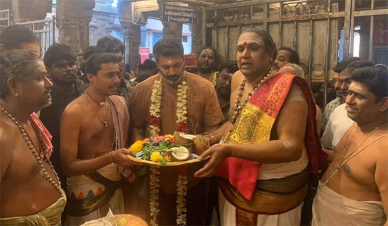 நடிகர் ஜெயம் ரவி திருநள்ளாறில் சாமி தரிசனம்