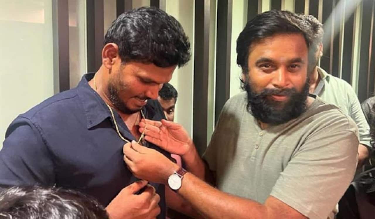 அயோத்தி வெற்றி : இயக்குனருக்கு தங்க சங்கிலி பரிசளித்த சசிகுமார்