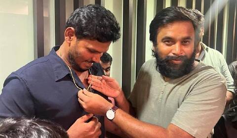 அயோத்தி வெற்றி : இயக்குனருக்கு தங்க சங்கிலி பரிசளித்த சசிகுமார்