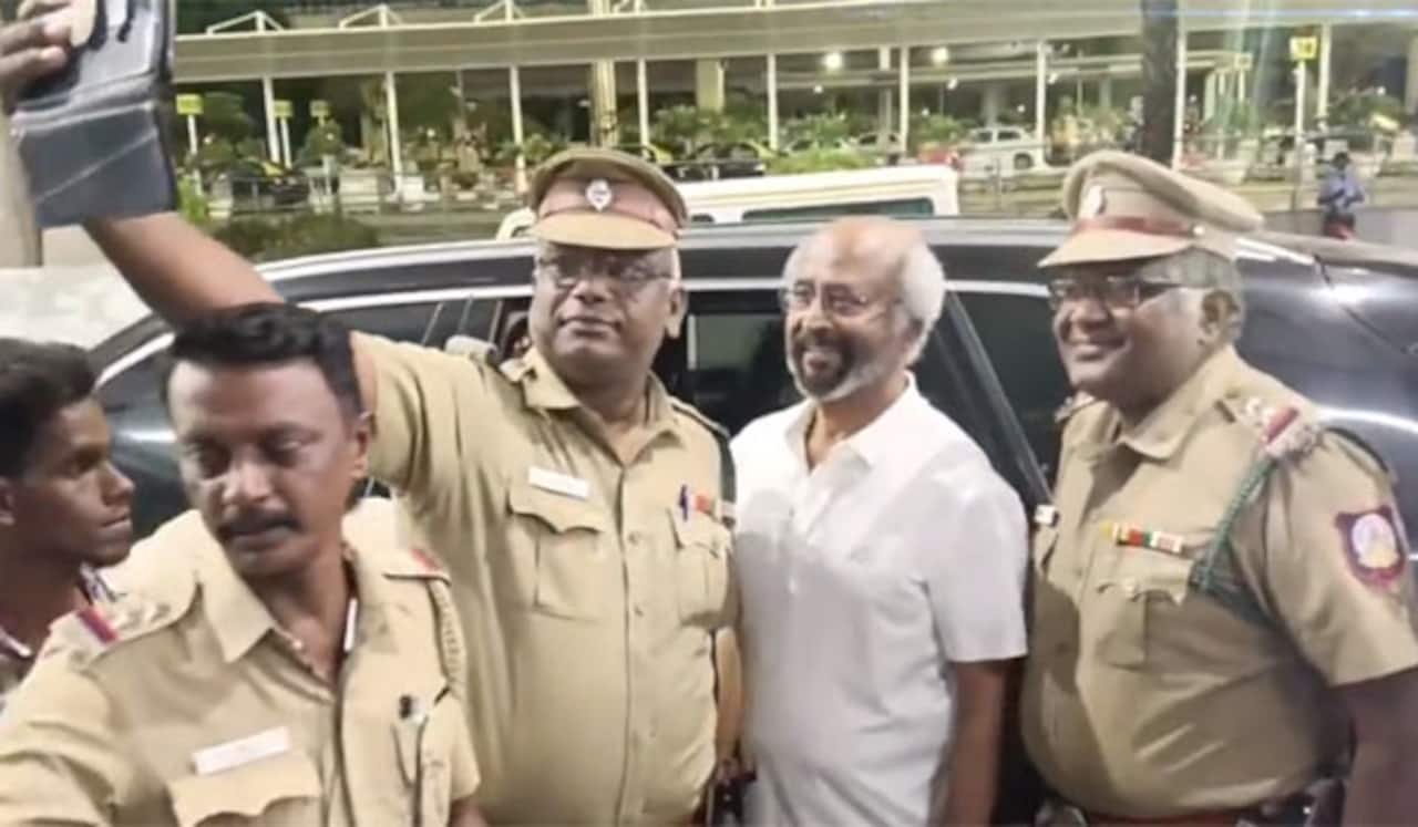 செல்பி : போலீசாருக்காக காரை விட்டு இறங்கி வந்த ரஜினி