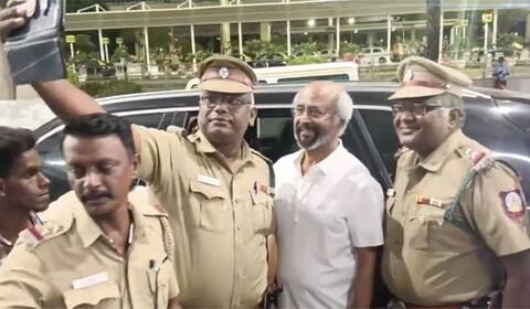 செல்பி : போலீசாருக்காக காரை விட்டு இறங்கி வந்த ரஜினி
