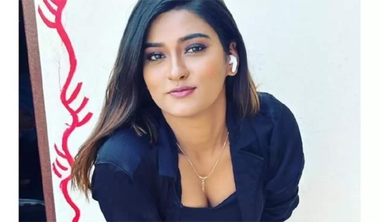 பிரபல இளம் நடிகை அகன்ஷா துபே தூக்கிட்டு தற்கொலை