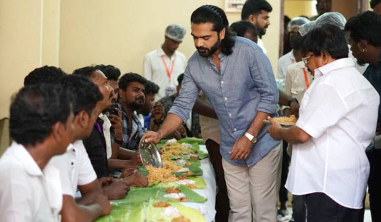 ரசிகர்களுக்கு தன் கையால் பிரியாணி பரிமாறிய சிம்பு