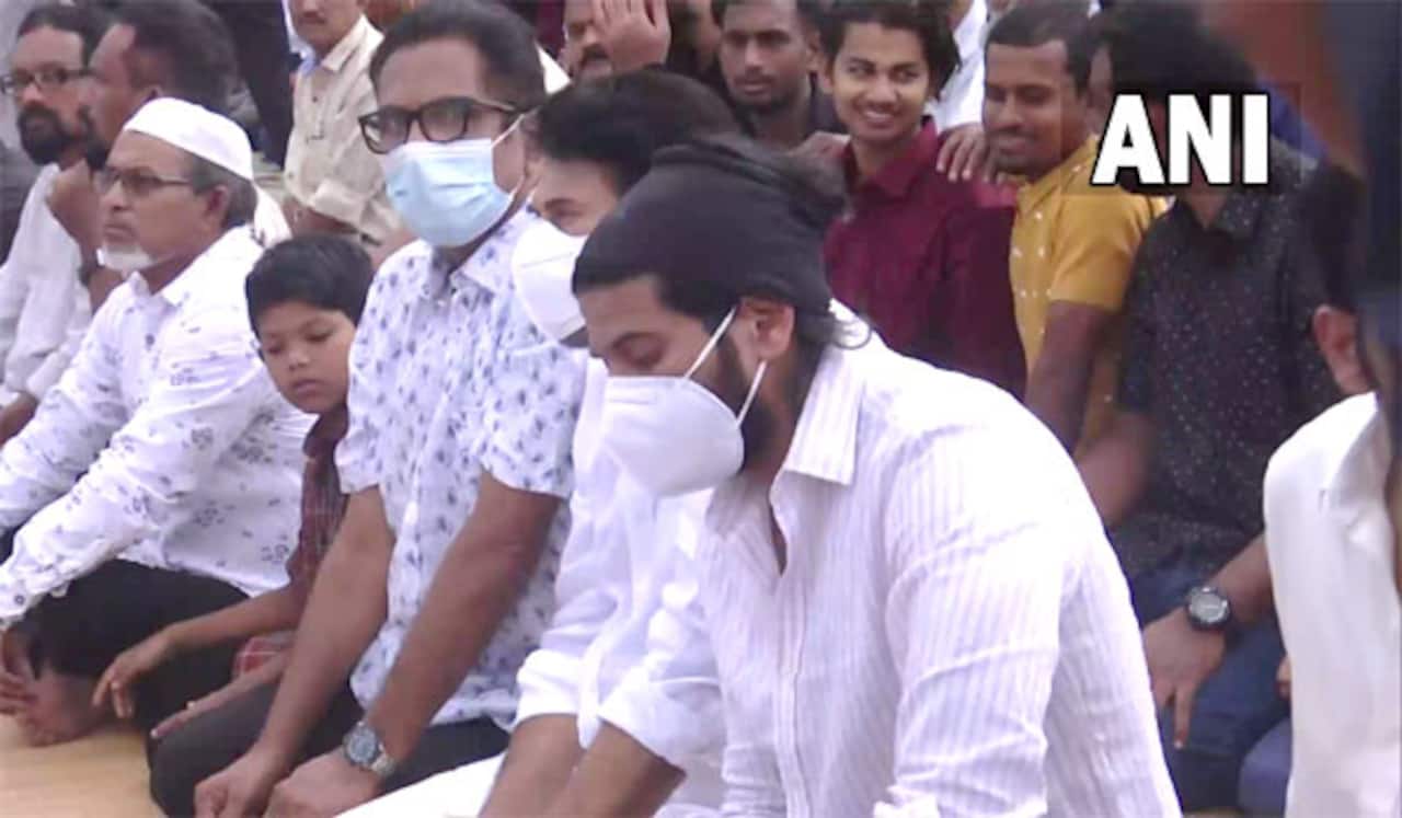 மக்களோடு மக்களாய் மகனுடன் கூட்டுத்தொழுகையில் ஈடுபட்ட மம்முட்டி