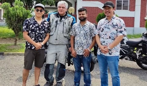 நேபாளத்தில் பைக் டூரில் அஜித்
