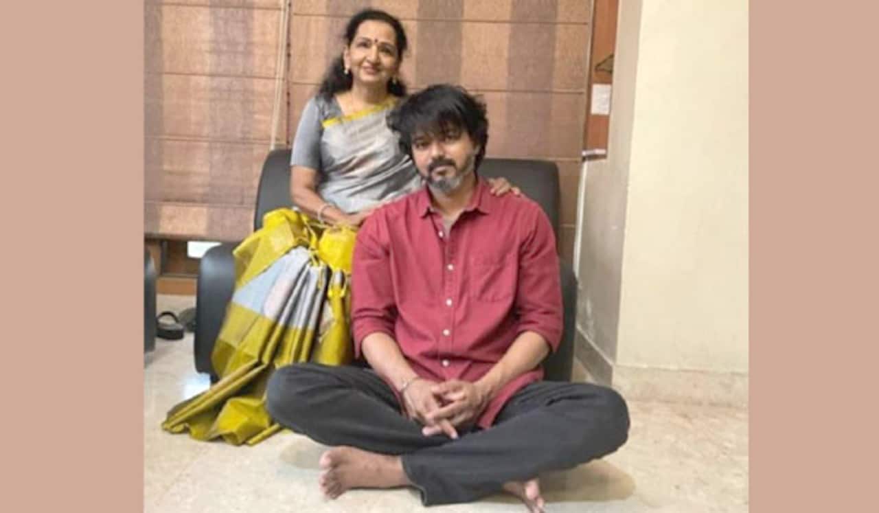 தாய் ஷோபாவுடன் விஜய் : வைரலான புகைப்படம்