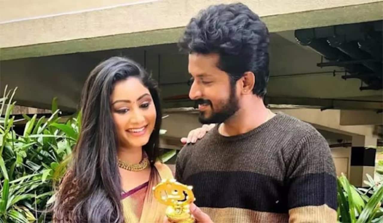 அதற்குள் விவாகரத்தா? திருமண புகைப்படங்களை ‛டெலிட் செய்த சின்னத்திரை ஜோடி!